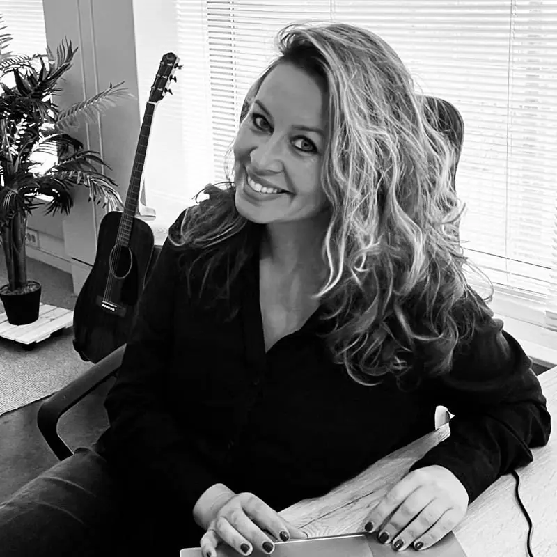 Trees Houdijk, eigenaar PEX Consultancy, lachend aan haar werktafel